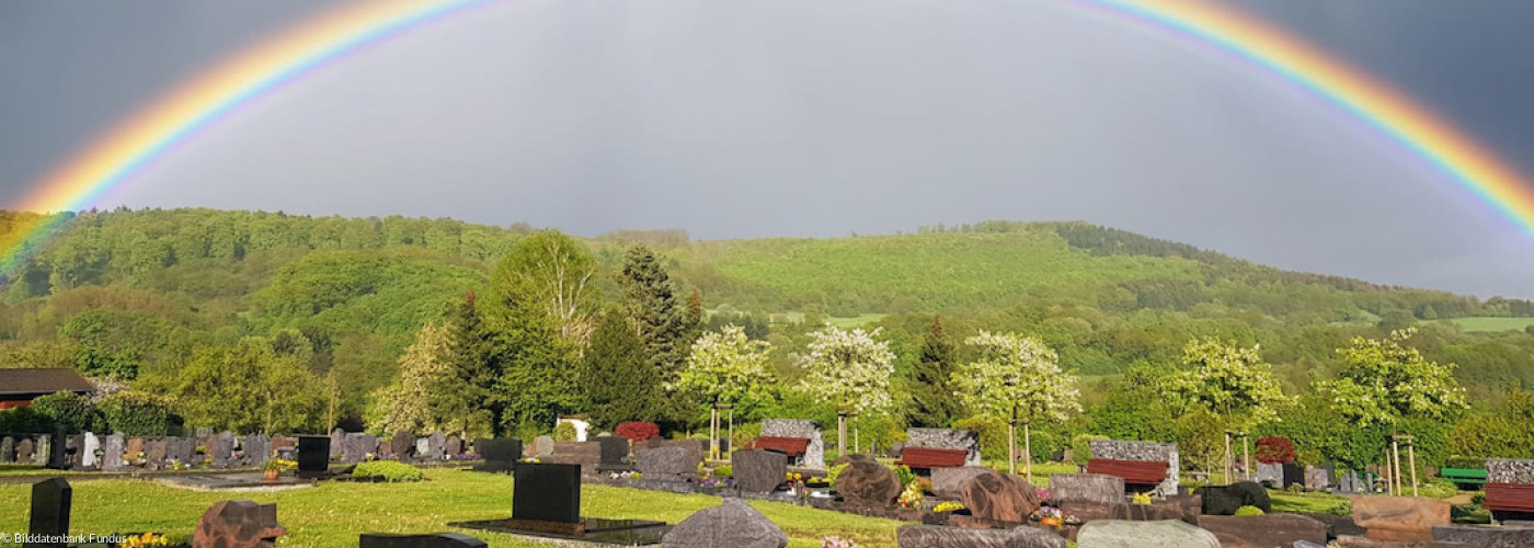 Regenbogen über dem Friedhof von Gemünden