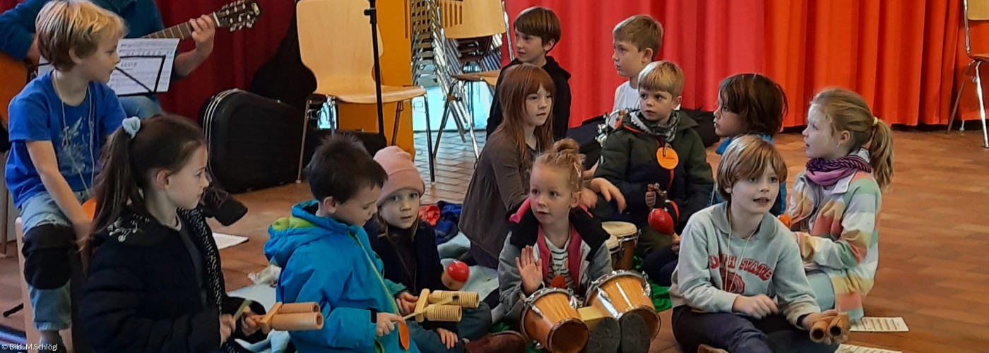 Kinder musizieren beim Kinderbibeltag