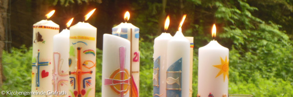 verschiedene brennende Taufkerzen